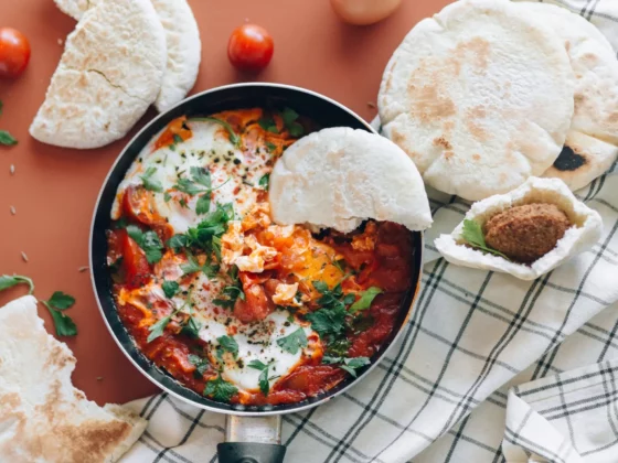 shakshuka in a pan with naan bread