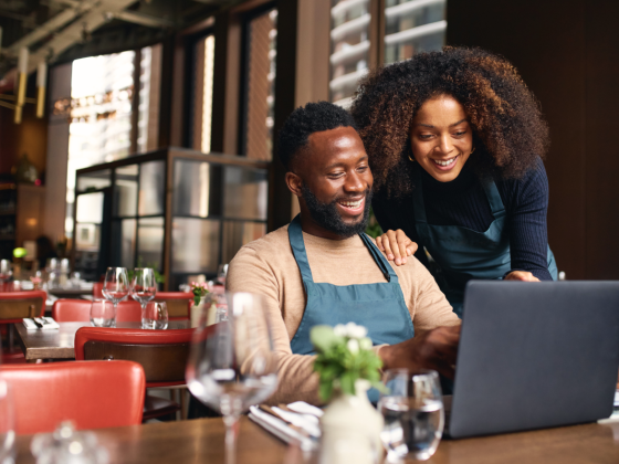 two people on a laptop in a restaurant using Nutritics