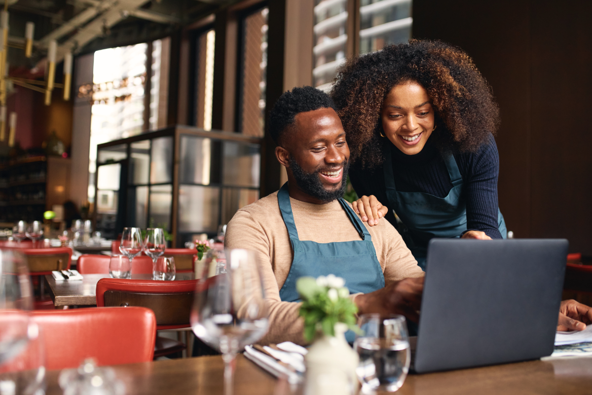 two people on a laptop in a restaurant using Nutritics